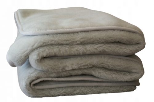 Coperta realizzata in lana 140 cm x 200 cm nei toni del grigio