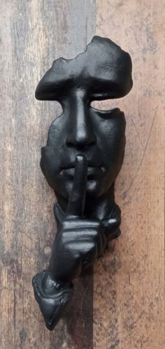 Scultura -Silenzio.Sospesa.H-42cm. Colore nero