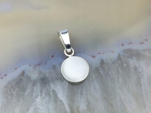  Piccolo ciondolo in argento occhio di gatto bianco con opalizzazione, argento sterling. 925