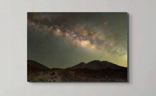 Immagine della Via Lattea del Cosmo sopra un vulcano su metallo