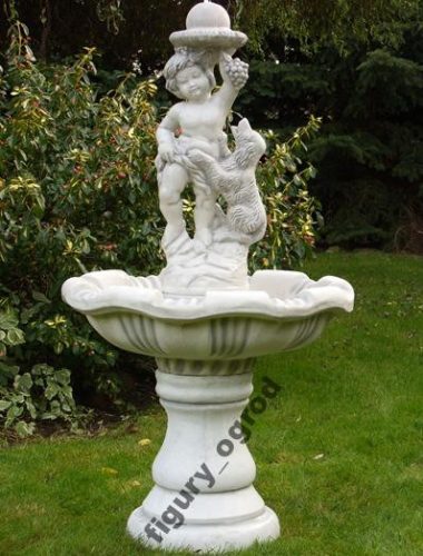  Ragazzo in cemento della fontana del giardino con il cane