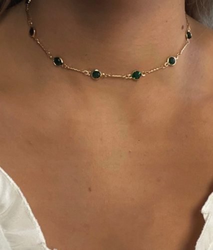  Collana in oro con pendente a catena e pietre verdi