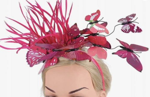  Un meraviglioso fascinator rosa con una stravagante fascia a farfalla primaverile