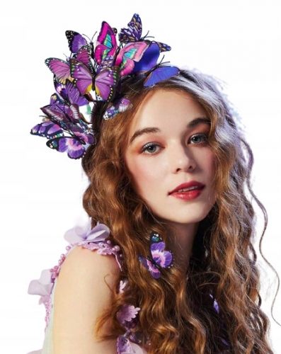  Un meraviglioso fascinator viola con una stravagante fascia a forma di farfalla da favola