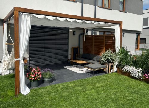  TETTO A PERGOLA realizzato in tessuto impermeabile.